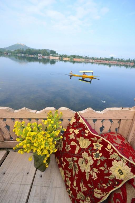 Houseboat Lily Of Nageen Srīnagar Zewnętrze zdjęcie