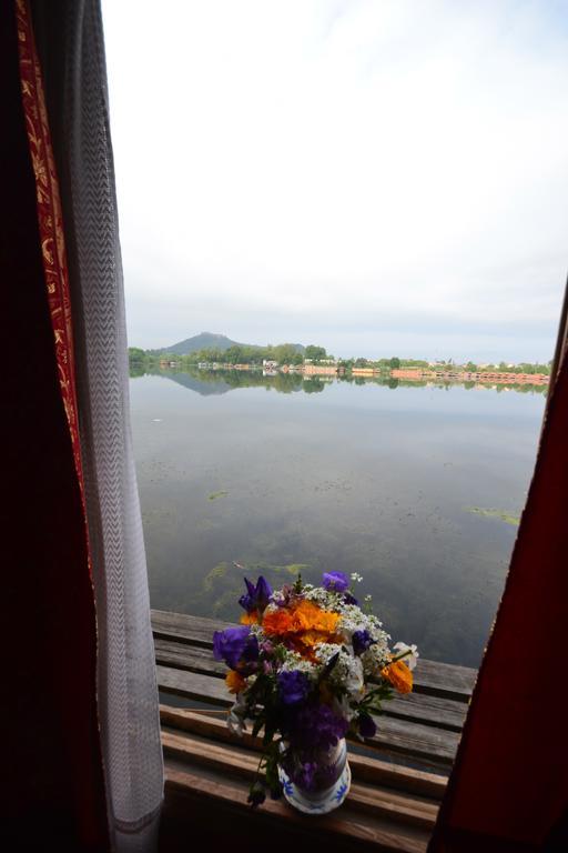 Houseboat Lily Of Nageen Srīnagar Zewnętrze zdjęcie